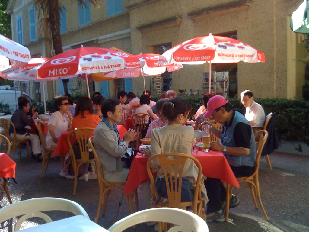 Restaurant Bagatelle : groupe en terrasse