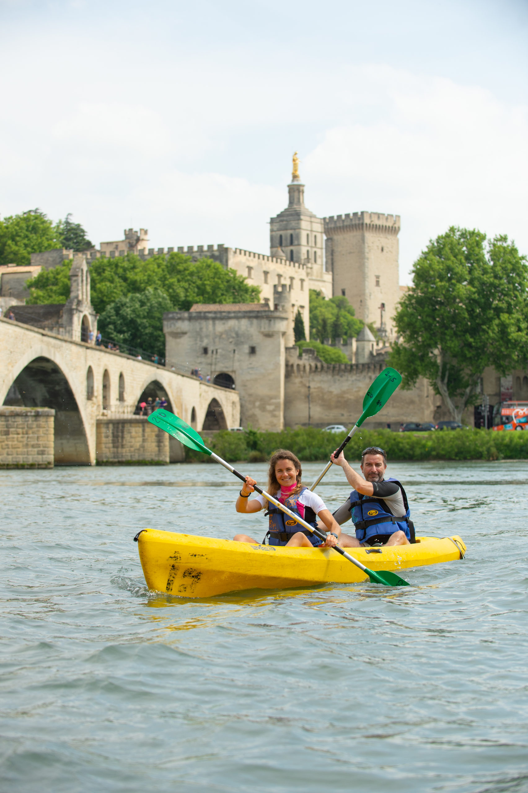 Canoë sous le Pont d'Avgnon