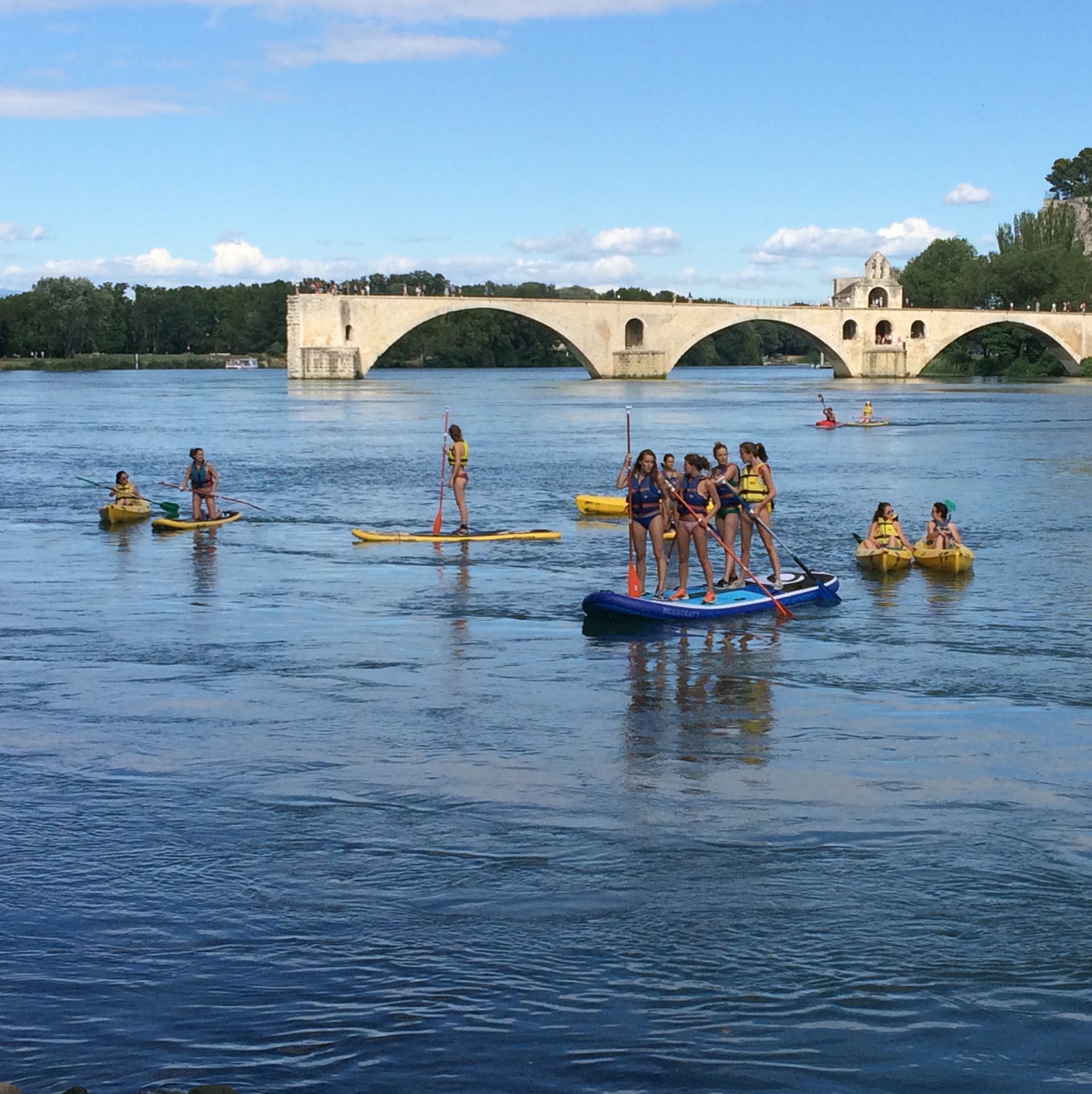 Paddle et canoës sous le Pont d'Avignon